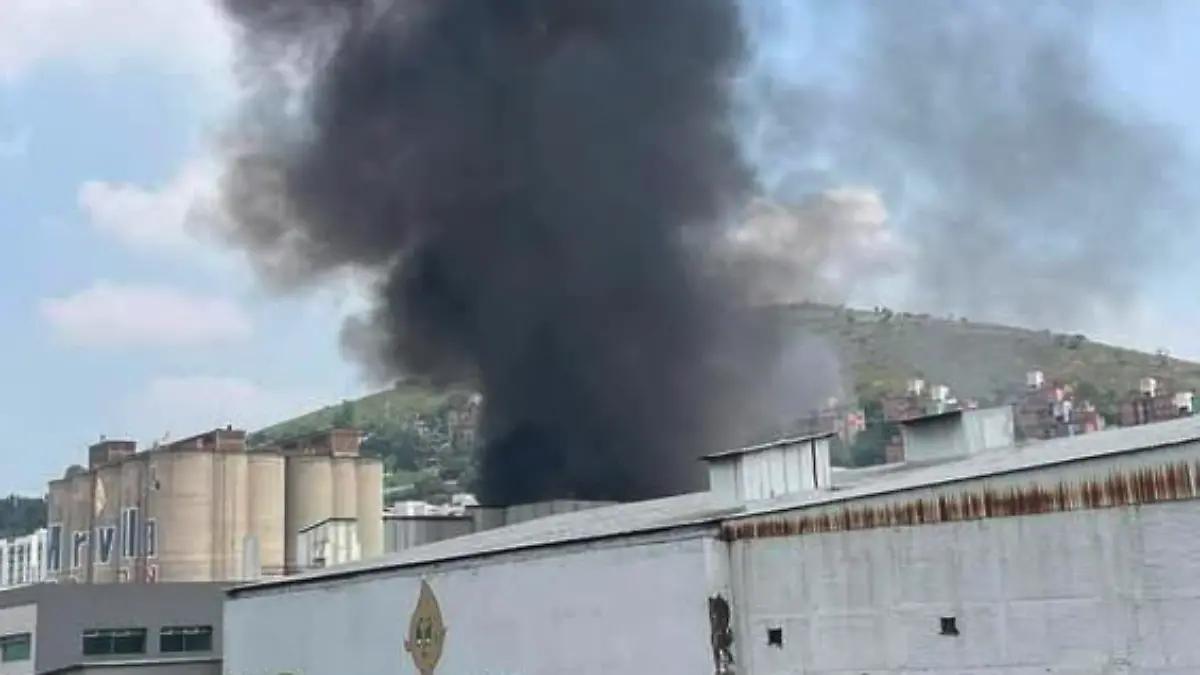 Incendio en planta de aceite de Tlalnepantla provoca cortes viales