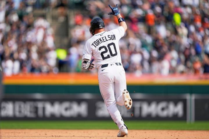 Tigers blow late lead, serenaded with boos after 5th straight loss
