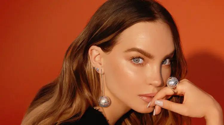 Belinda revela grave lesión en la rodilla y pospone proyectos