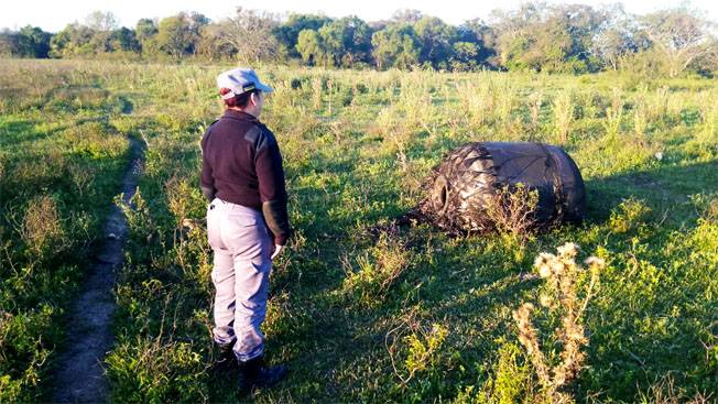 Misterio en un pueblo de Chaco: cayó del cielo un extraño objeto metálico