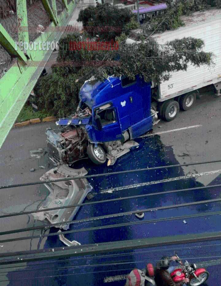 TRÁILER SE IMPACTÓ CONTRA ÁRBOLES Y DERRAMÓ DISEL SOBRE LA GUSTAVO BAZ; TLALNEPANTLA