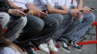Alertan acerca del uso temprano de los celulares: el 98% de los chicos tiene uno