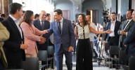 Juanma Moreno mira a los jóvenes en la presentación de la nueva Ley de Vivienda