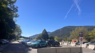 Biescas estrena parking de pago para turistas y garantiza estacionamiento gratuito a residentes