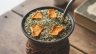 No es solo por el aroma: por qué recomiendan agregarle cáscara de naranja al mate