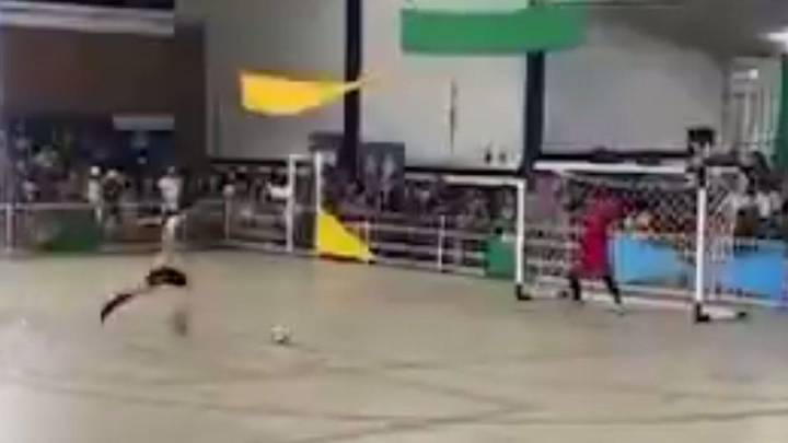 Conmoción total en Brasil: un arquero de futsal murió tras atajar un penal