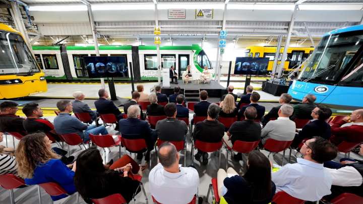 CAF ensambla en su fábrica de Zaragoza el tranvía Urbos número 1.000