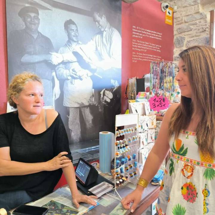Peníscola ultima la posada en marxa de l'Abonament Comerç per a promoure les compres en el comerç local