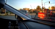 Captan batalla campal entre conductores en Villa Alemana: sujeto golpeó auto con una pala
