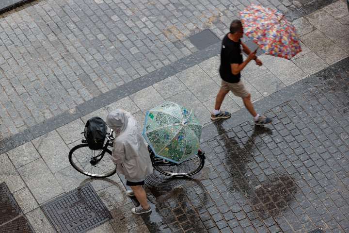 La Comunidad Valenciana y Cataluña, en aviso rojo por el temporal, que obliga a Valencia a suspender las clases en algunos centros