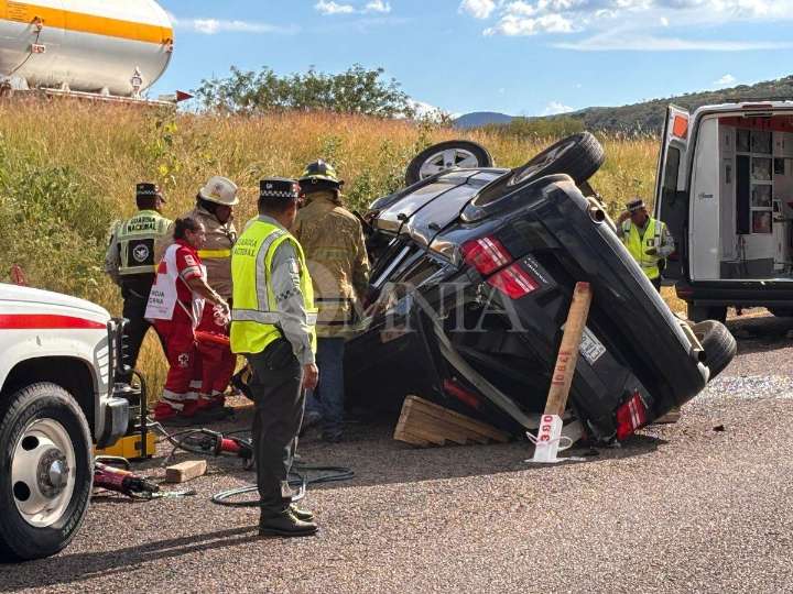 Pierde el control de su camioneta y queda atrapado en volcadura sobre la Cuauhtémoc