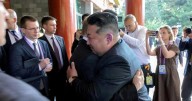 Kim Jong-un presume de reloj suizo de 14.000 dólares en su encuentro con Putin