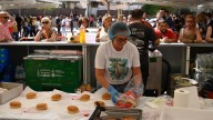 De la fiesta de las hamburguesas en Crevillent a animar a los mayores de la residencia