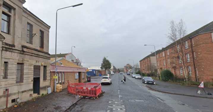 Man attacked with weapon in Glasgow as cops hunt two suspects