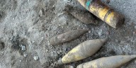 Remodelaba su casa y descubrió cinco explosivos de guerra enterrados en el jardín