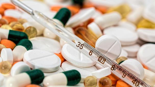 Trump y Pfizer anuncian un acuerdo para bajar los precios de medicamentos en EEUU