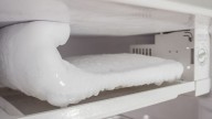 Cómo quitar el hielo pegado del congelador o freezer usando 2 materiales
