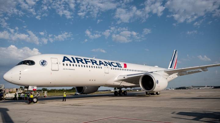 First deportation flight to France 'stalled after last
