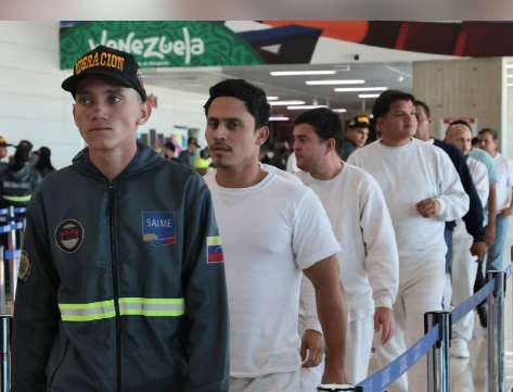 Llegaron 305 connacionales provenientes de EEUU entre ellos 3 niños retenidos