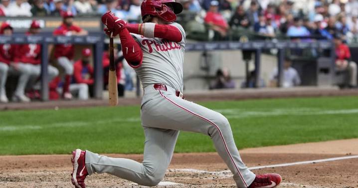 Phillies beat Brewers 2-0 behind Suárez's 6 shutout innings