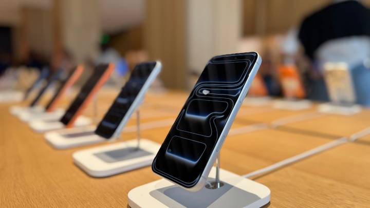 Inside the first Apple store in Detroit on opening day
