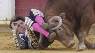 El corazón de Roca Rey sostiene Valladolid tras una dura cogida