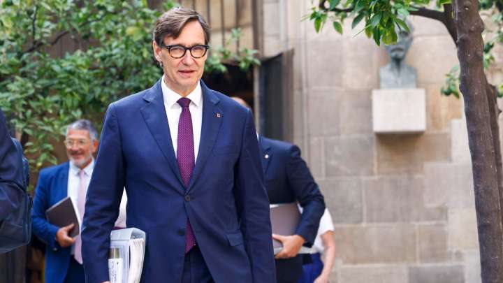 Illa se reúne por primera vez con Puigdemont en Bruselas desde que es 'president' tras el aval del TC a la amnistía