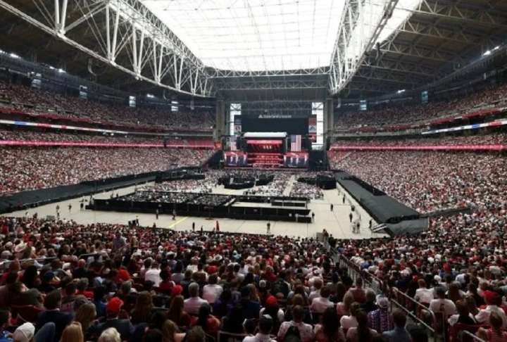Trump y familia rinden homenaje al líder conservador Charlie Kirk ante miles de seguidores 21 de septiembre de 2025 | Internacional "Lo veo como un mártir de Cristo, sin duda", dijo Monica Mirelez, un