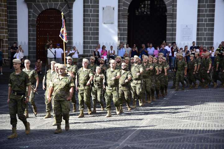 Teror acoge el ensayo del desfile militar del Día del Pino