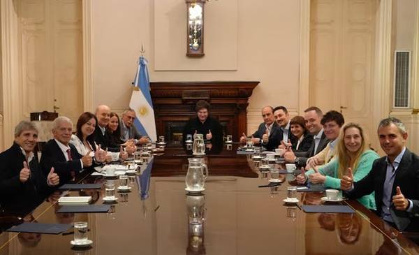 Milei convocó a los gobernadores a una mesa política nacional tras la derrota en la Provincia