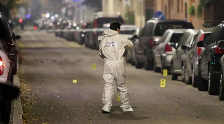 Se lanza de un edificio para suicidarse, sobrevive y mata a otra persona al caer en Italia