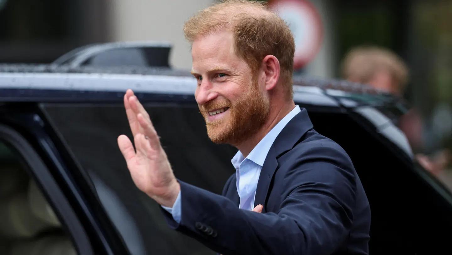 El príncipe Harry fue visto llegar a la residencia londinense del rey Carlos; podría ser su primer encuentro en 19 meses