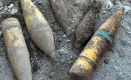 Remodelaba la casa de su padre y encontró armamento bélico enterrado en el jardín