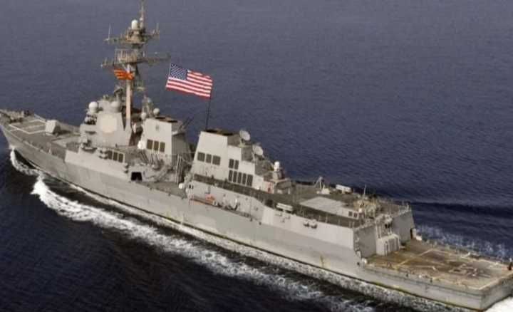 Denuncian que un destructor de EEUU asaltó un barco de pesca de Venezuela