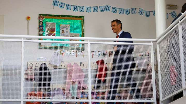 Sánchez reducirá por ley las horas lectivas del profesorado