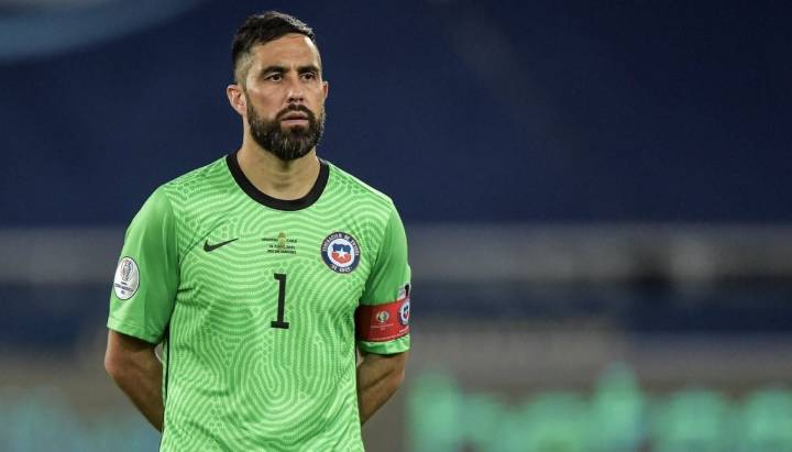 Iban dos minutos de partido y así reaccionó Claudio Bravo al ver a Lawrence Vigouroux en el arco