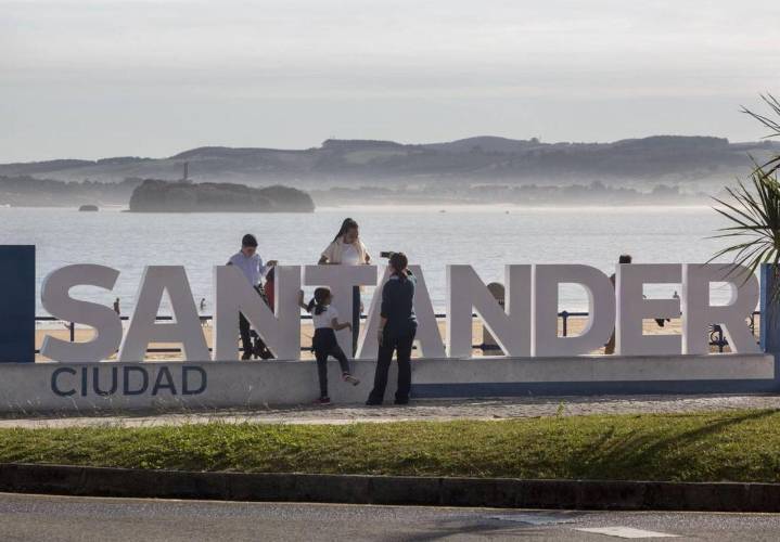 Las letras de 'Santander', en El Sardinero, pasan por cirugía