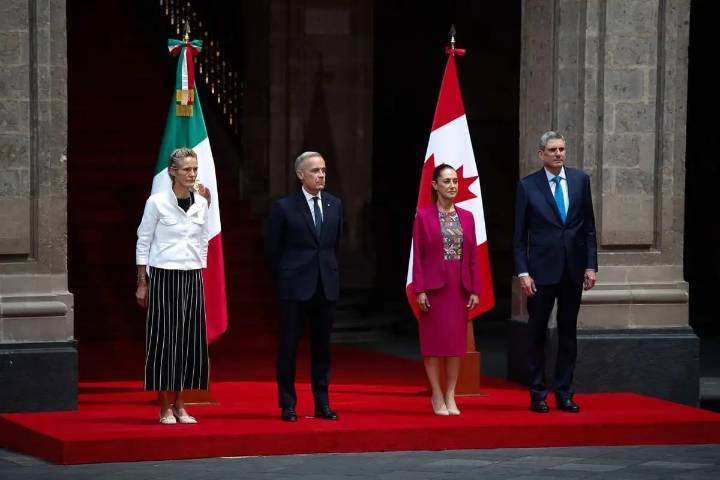 Recibe Sheinbaum al primer ministro de Canadá, Mark Carney, en la puerta de honor de Palacio Nacional