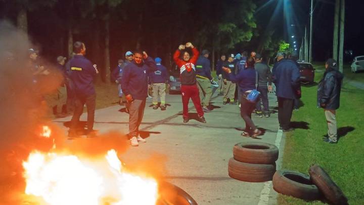 Trabajadores despedidos de ILVA bloquean los accesos al Parque Industrial de Pilar
