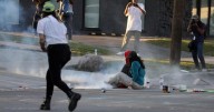 Fotos: Reprimen con gases y balas de goma protesta frente a centro migratorio en Chicago