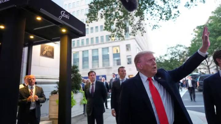 Trump asegura que la firma en carta a Jeffrey Epstein no es de él