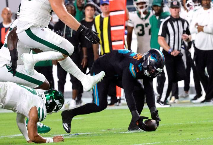 Hill's injury, Waller's big night — 10 thoughts on Dolphins' win vs. Jets