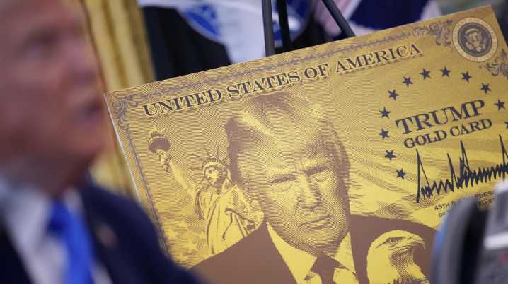 El presidente Trump firmó orden ejecutiva de programa "Tarjeta Dorada" para vender la residencia de Estados Unidos