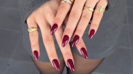 Ideas de uñas color borgoña que querrás y amarás usar para el otoño 2025