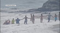 Una cadena humana desafía al mar en Mijas (Málaga) y salva a un niño de 6 años