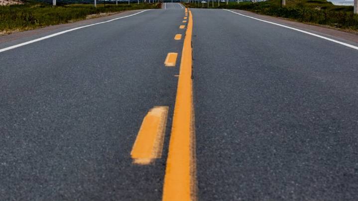 Cuál es la diferencia entre una línea amarilla continua y una discontinua en la ruta
