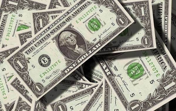 Toca peso-dólar otro mínimo por tensión en la Fed