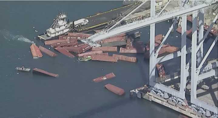 Más de 60 contenedores caen de un barco en el puerto de Long Beach