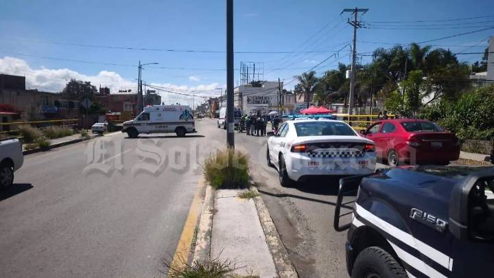 Motociclista se lanza al asfalto para salvar la vida sobre la carretera Tlaxcala