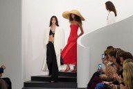 Si cada generación tiene un vestido rojo icónico, ésta acaba de encontrar el suyo en el desfile de Ralph Lauren primavera